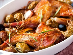 Задушен заек в сос от бира и домати в глинен гювеч на фурна с маслини, арпаджик, лук - снимка на рецептата